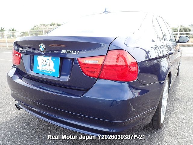 2011 BMW 3 SERIES thumbnail 4