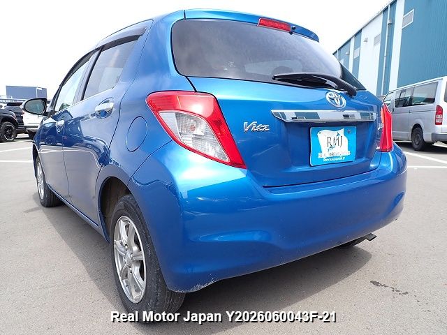 2011 TOYOTA VITZ thumbnail 3